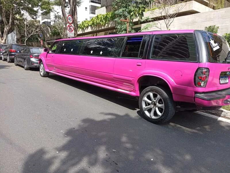 Locação de limousine rosa na Grande São Paulo Locação de limousine rosa na Grande São Paulo