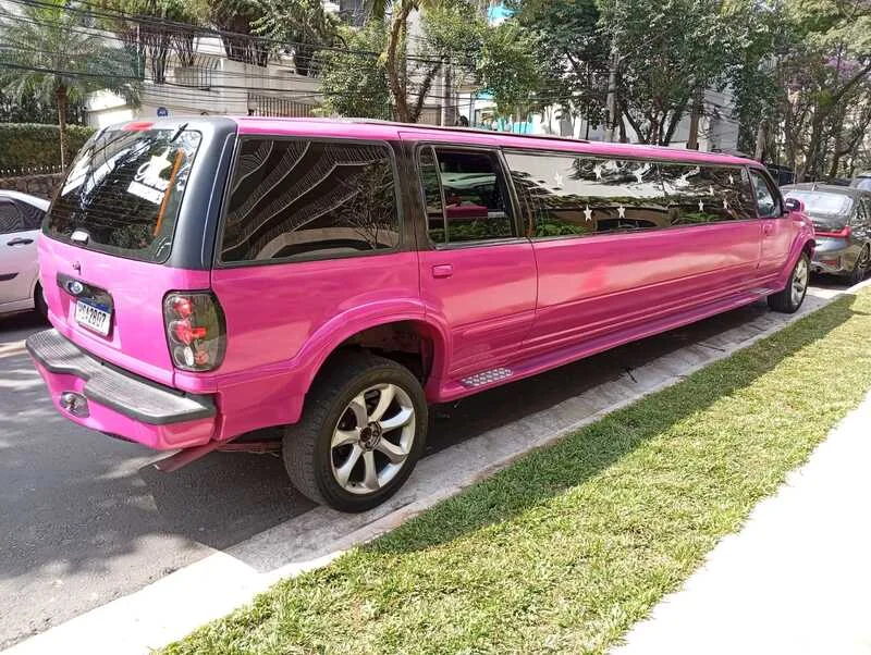 Locação de limousine rosa na Grande São Paulo Locação de limousine rosa na Grande São Paulo
